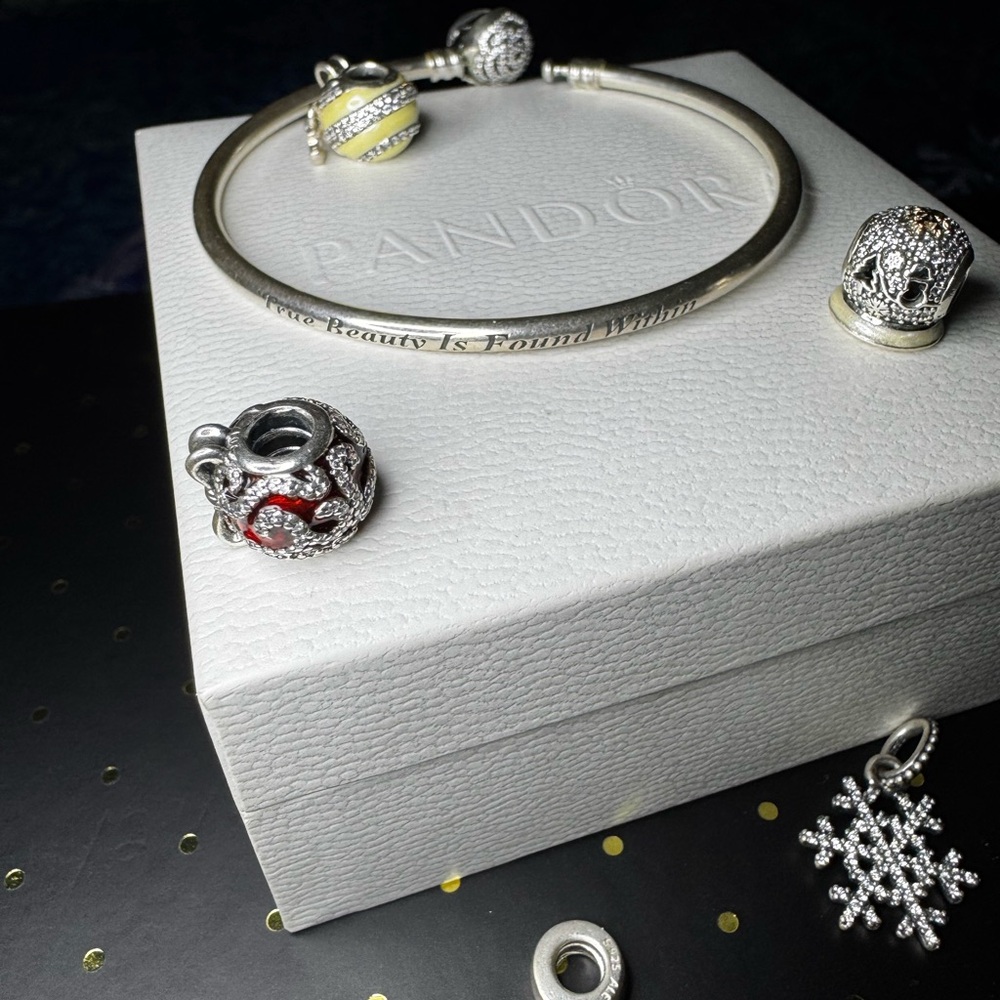 Pandora Winter Kiss • Silver Snowflake Charm - Picture 7 of 11